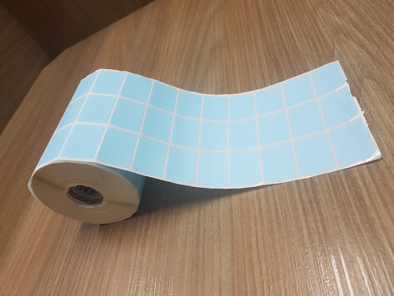 ETIQUETA 33X22/3 COUCHE ADESIVA AZUL-32MTS