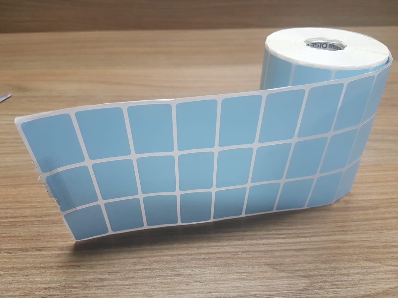ETIQUETA 33X22/3 COUCHE ADESIVA AZUL-32MTS