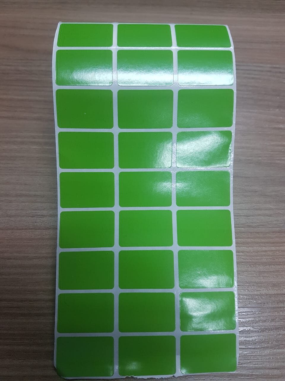 ETIQUETA 33X22/3 COUCHE ADESIVA/VERDE 369 C-32MTS