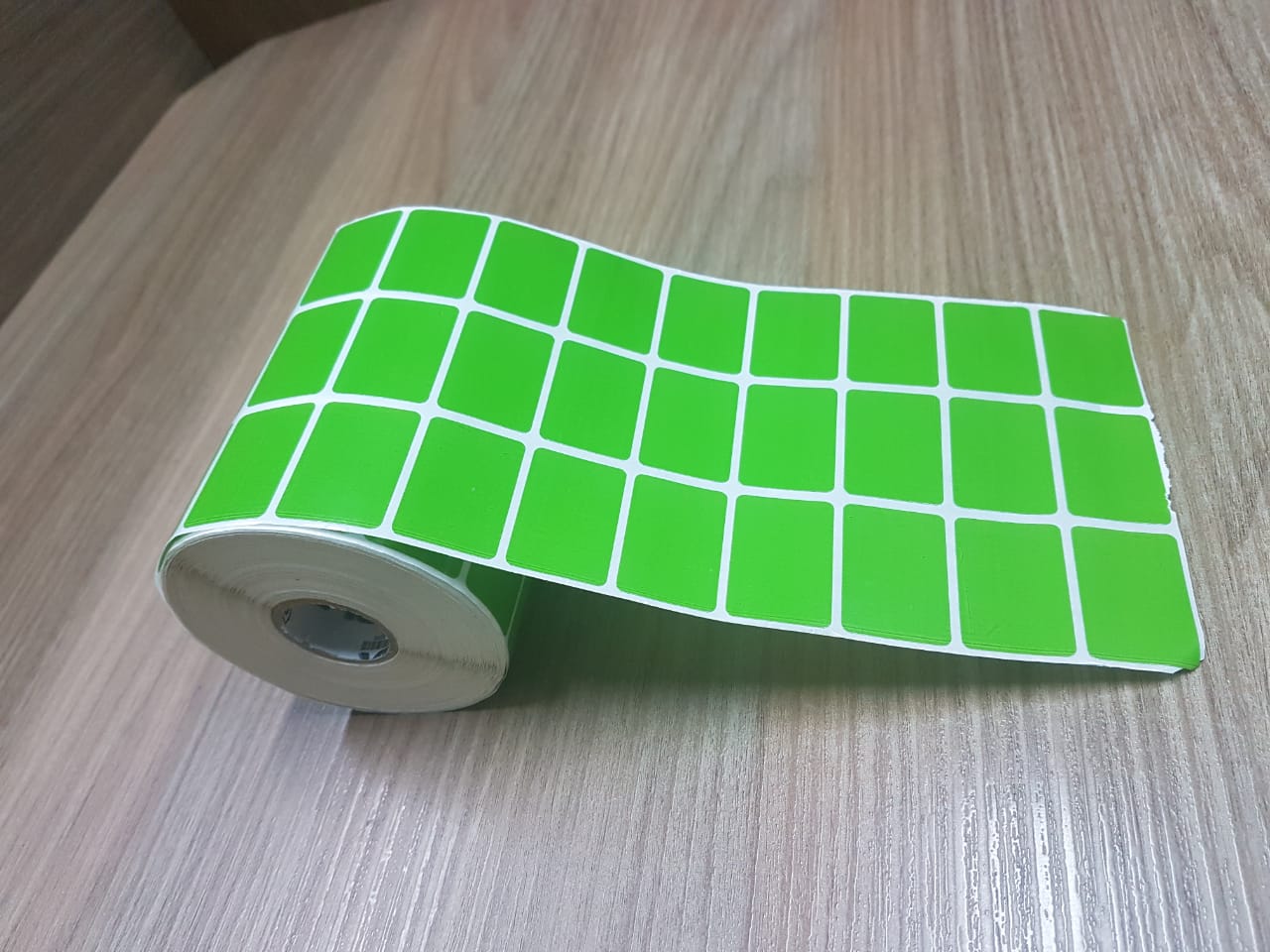 ETIQUETA 33X22/3 COUCHE ADESIVA/VERDE 369 C-32MTS