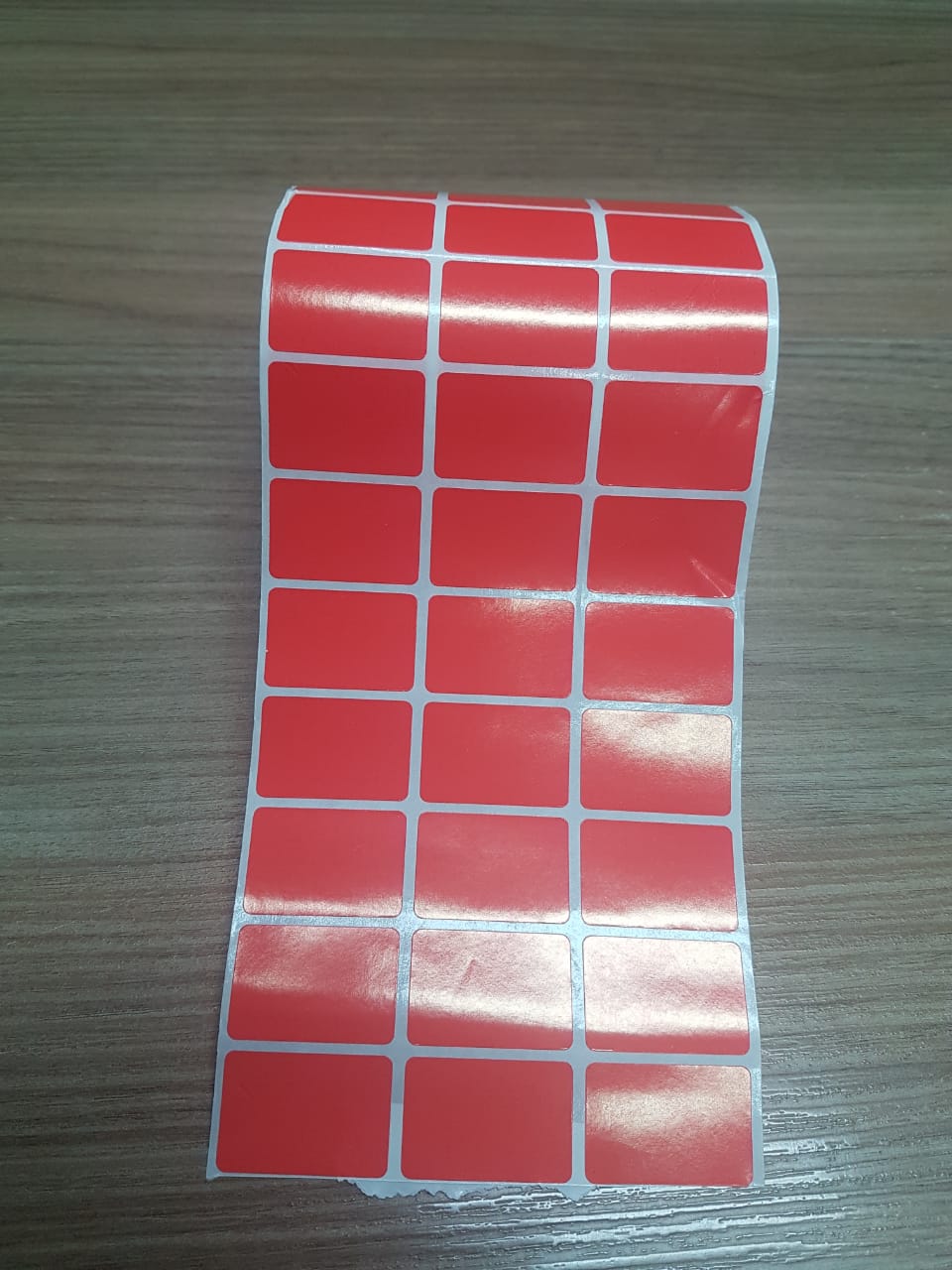ETIQUETA 33X22/3 COUCHE ADESIVA VERMELHA-32MTS