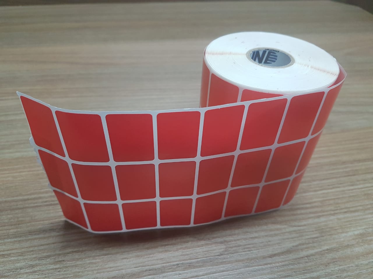 ETIQUETA 33X22/3 COUCHE ADESIVA VERMELHA-32MTS