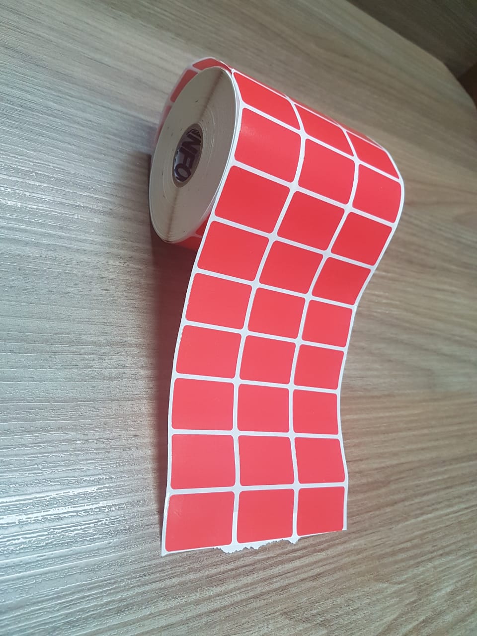 ETIQUETA 33X22/3 COUCHE ADESIVA VERMELHA-32MTS