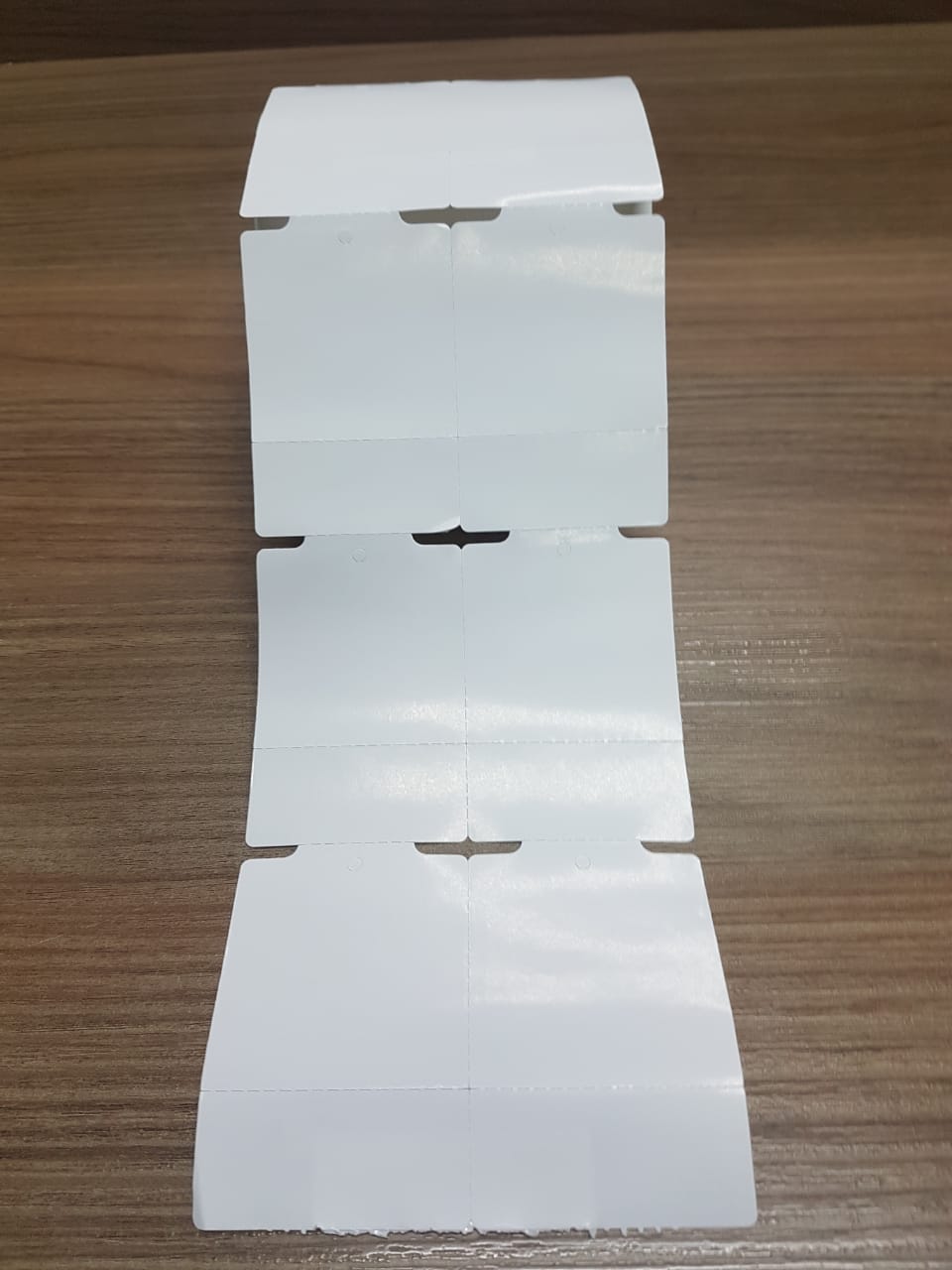 ETIQUETA 50X75/2 TAG/ADESIVA/SERRILHA/C.TARJA/F.CIMA/ARRED /SERRILHADA-32MTS
