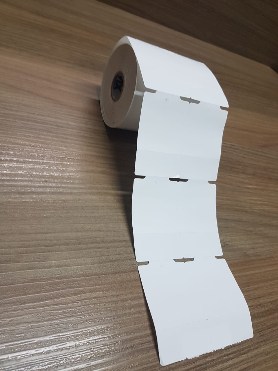 ETIQUETA 50X75/2 TAG/ADESIVA/SERRILHA/C.TARJA/F.CIMA/ARRED /SERRILHADA-32MTS