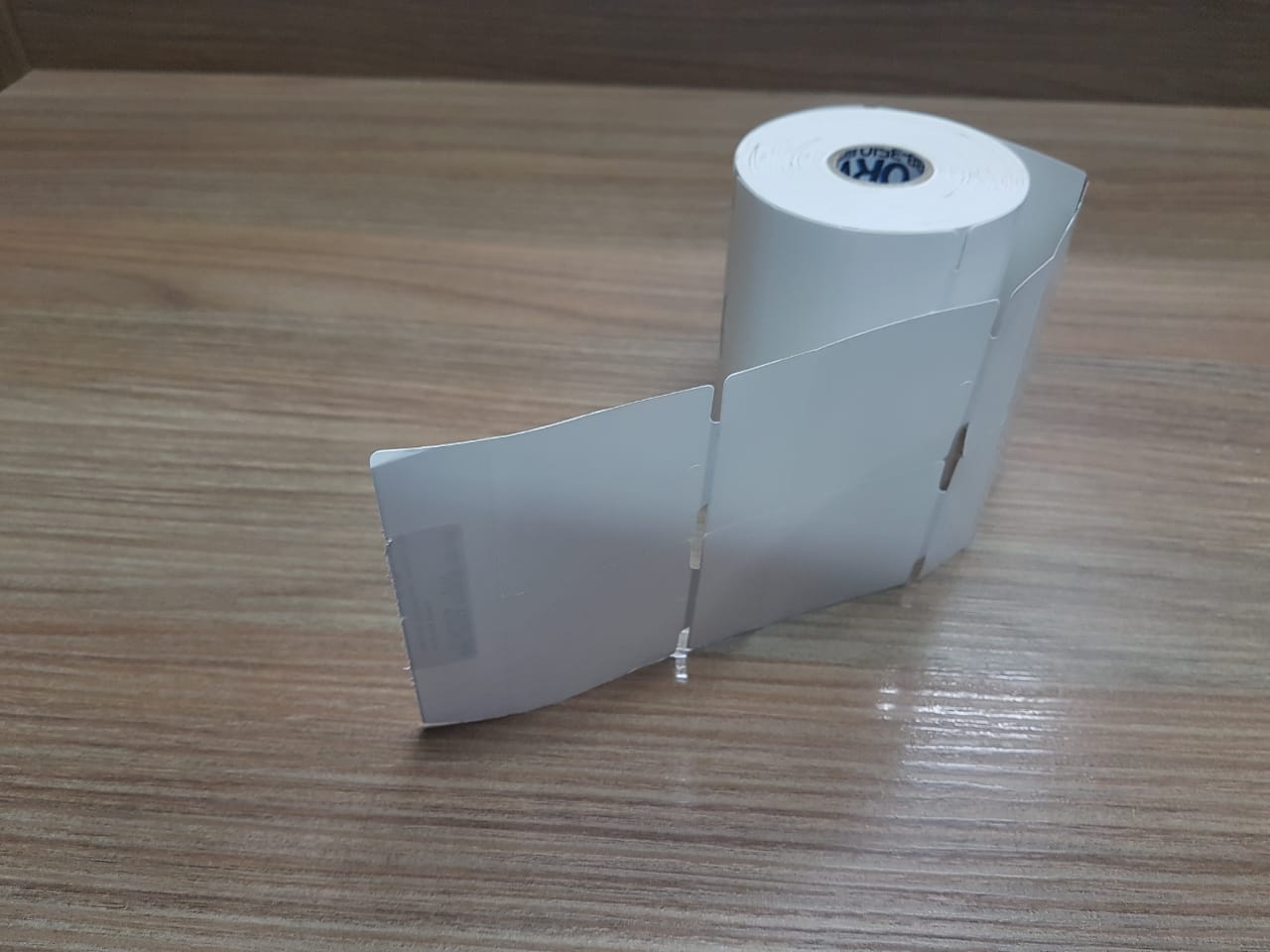 ETIQUETA 50X75/2 TAG/ADESIVA/SERRILHA/C.TARJA/F.CIMA/ARRED /SERRILHADA-32MTS