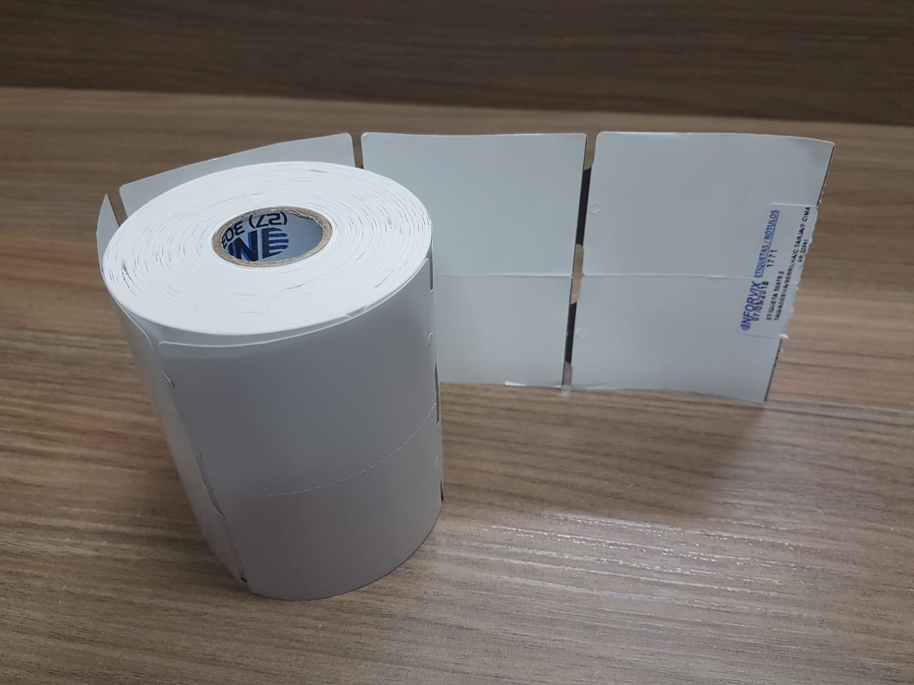 ETIQUETA 50X75/2 TAG/ADESIVA/SERRILHA/C.TARJA/F.CIMA/ARRED /SERRILHADA-32MTS