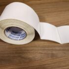 ETIQUETA 100X100/1 COUCHE ADESIVA/SERRILHADA-80MTS
