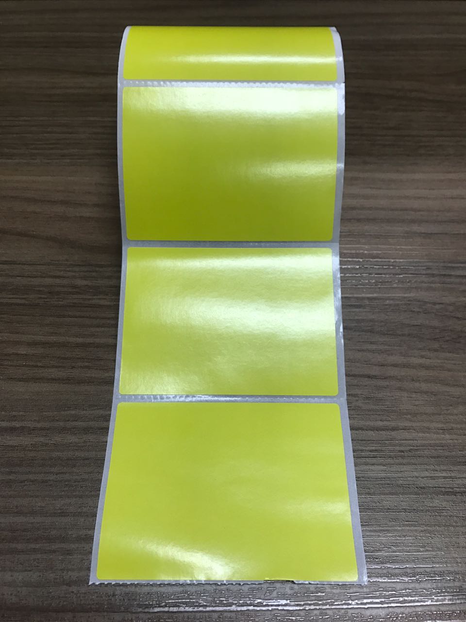 ETIQUETA 105X75/1 COUCHE ADESIVA AMARELA/SERRILHADA-32MTS