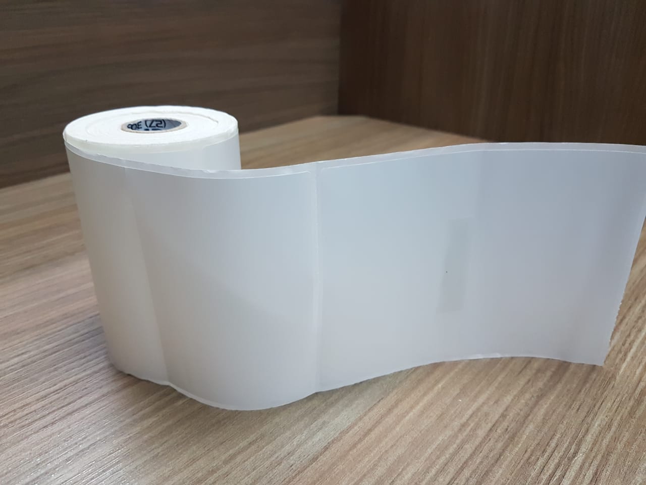 ETIQUETA 108X150/1 BOPP PEROLADO/SEM MEIO CORTE/SERRILHADA-32MTS