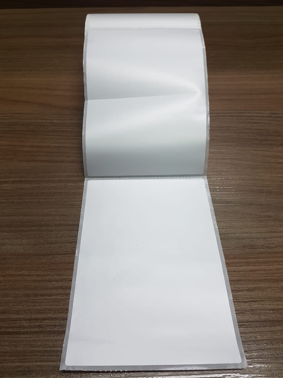 ETIQUETA 108X150/1 BOPP FOSCO/MEIO CORTE LINER/SERRILHADA-32MTS