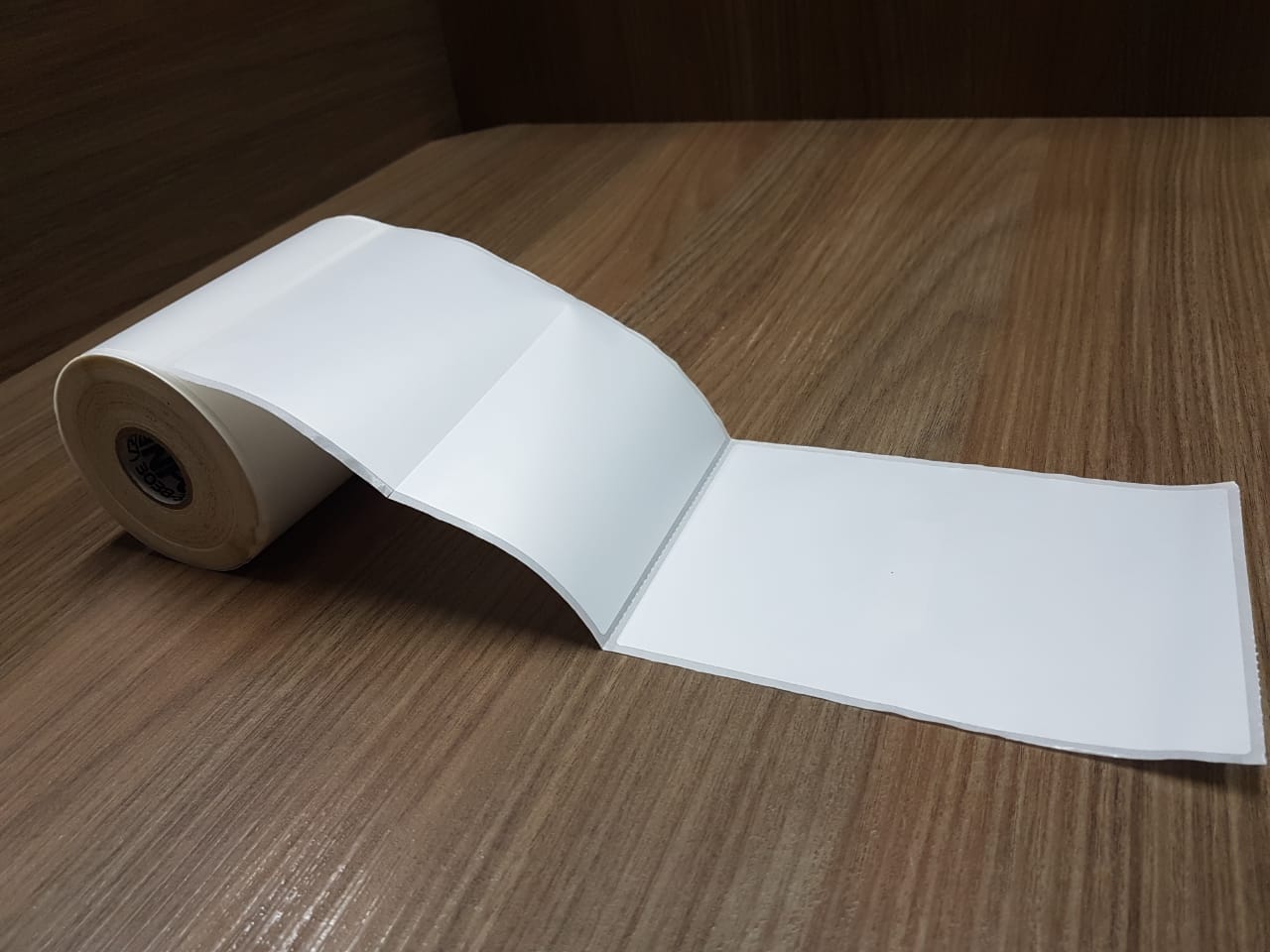 ETIQUETA 108X150/1 BOPP PEROLADO/SEM MEIO CORTE/SERRILHADA-32MTS