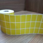 ETIQUETA 33X22/3 COUCHE ADESIVA AMARELA-32MTS