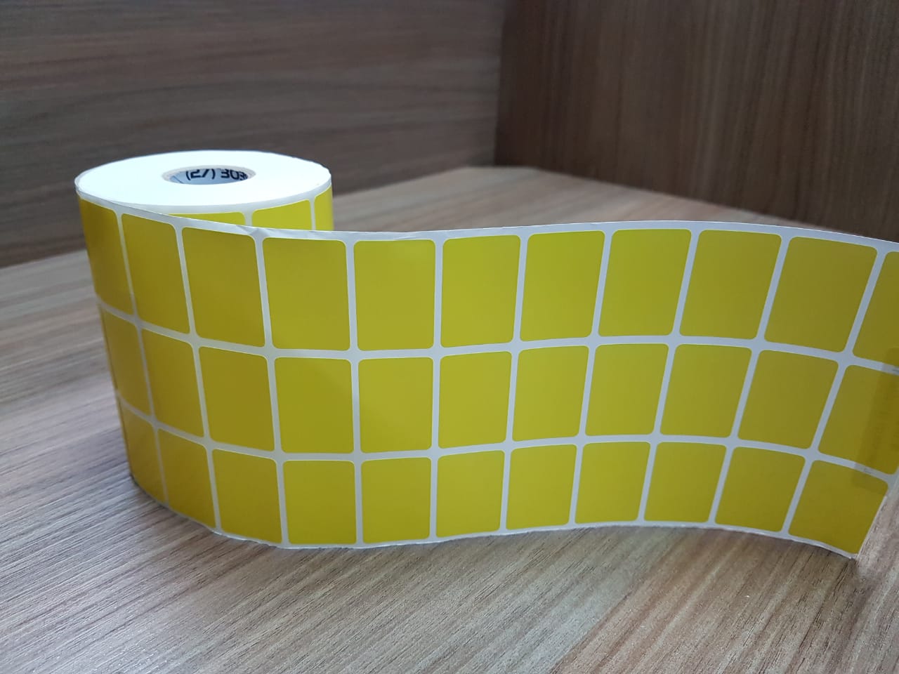 ETIQUETA 33X22/3 COUCHE ADESIVA AMARELA-32MTS
