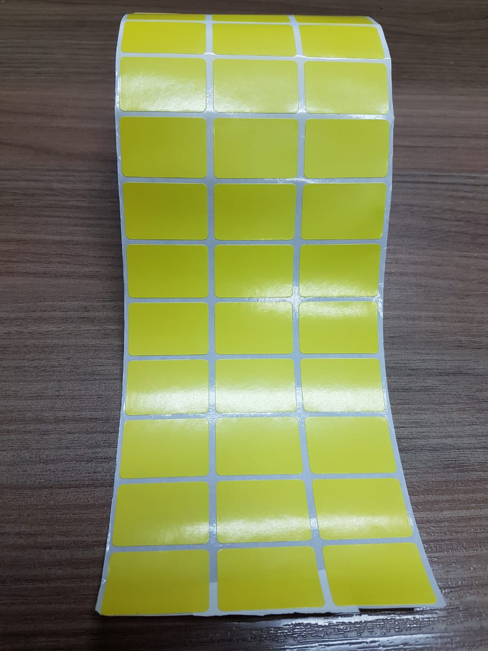 ETIQUETA 33X22/3 COUCHE ADESIVA AMARELA-32MTS