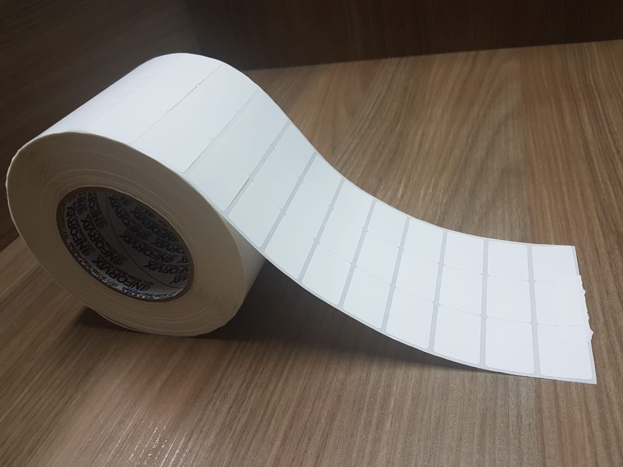ETIQUETA 34X23/3 COUCHE ADESIVA - 80MTS