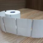 ETIQUETA 40X60/2 TAG/ADESIVA/MEIO CORTE/C.TARJA/FURO P/CIMA 18MM - 32 MTS