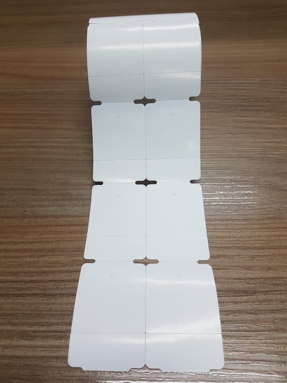 ETIQUETA 40X60/2 TAG/ADESIVA/MEIO CORTE/C.TARJA/FURO P/CIMA 18MM - 32 MTS