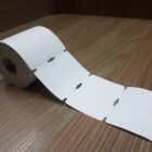 ETIQUETA 40X60/2 TAG/ADESIVA/MEIO CORTE/C.TARJA/FURO P/CIMA 18MM - 32 MTS