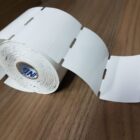 ETIQUETA 40X60/2 TAG/NAO ADESIVA/SERRILHA/C.TARJA/FURO P/BAIXO/18MM-32 MTS