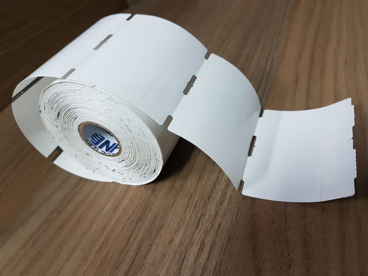 ETIQUETA 40X60/2 TAG/NAO ADESIVA/SERRILHA/C.TARJA/FURO P/BAIXO/18MM-32 MTS