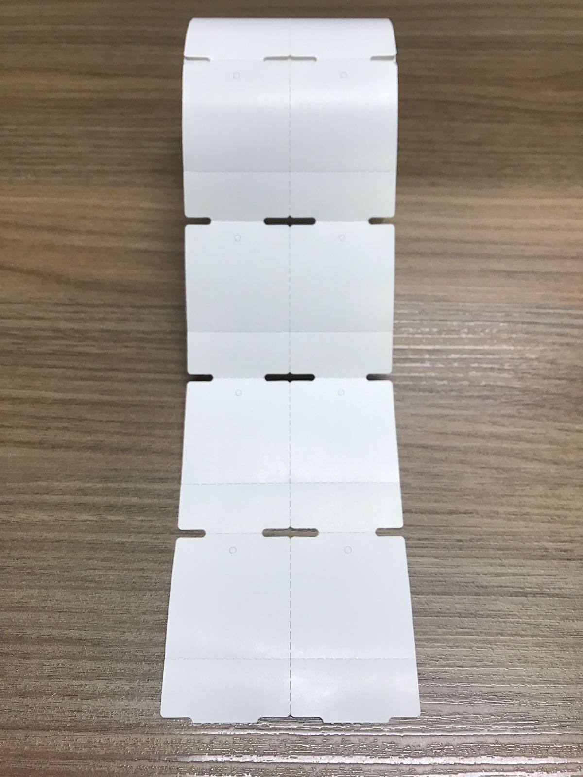ETIQUETA 40X60/2 TAG/NAO ADESIVA/SERRILHA/S.TARJA/FURO P/CIMA/18MM-32 MTS