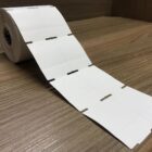 ETIQUETA 40X60/2 TAG/NAO ADESIVA/SERRILHA/S.TARJA/FURO P/CIMA/18MM-32 MTS