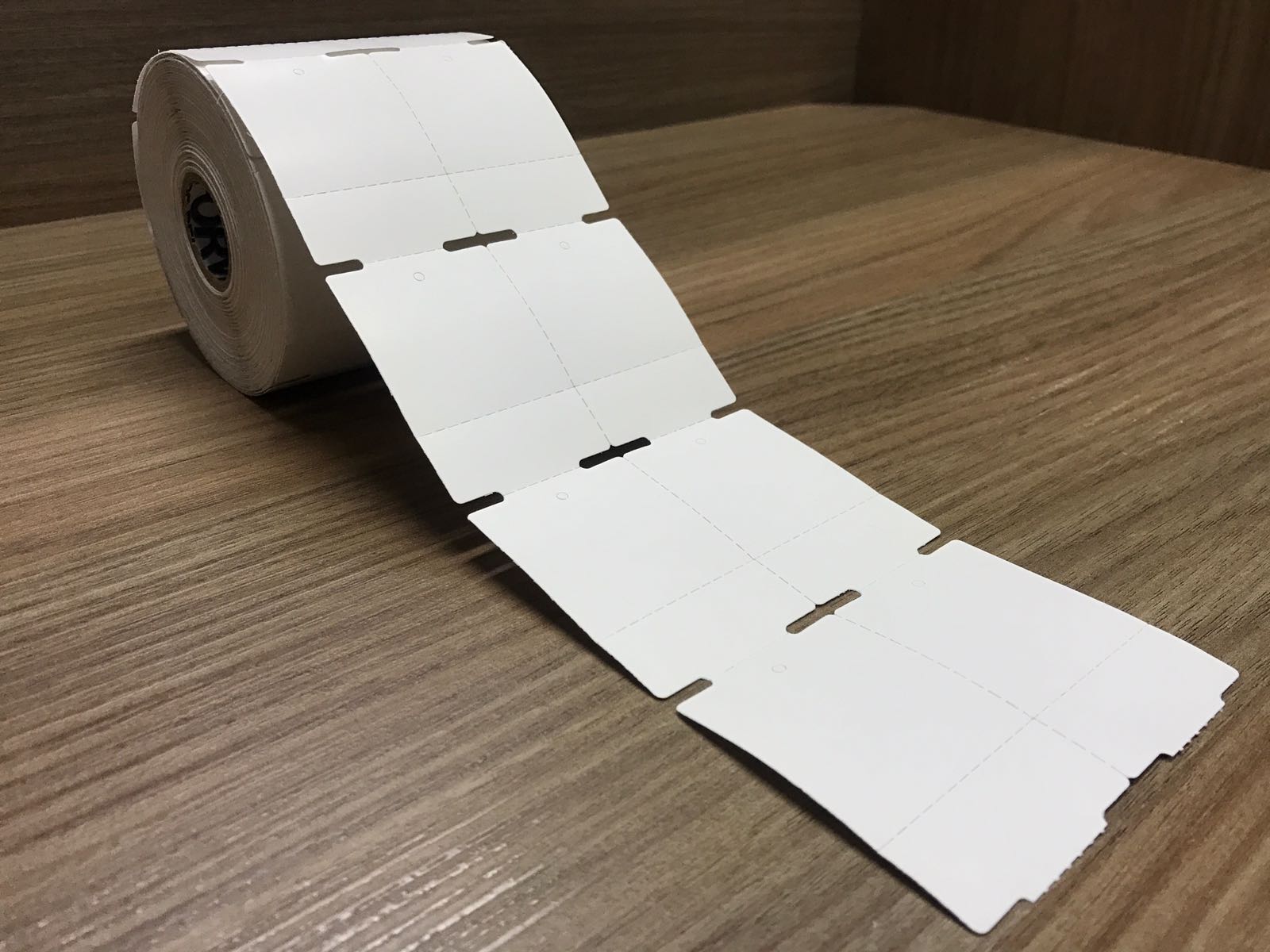 ETIQUETA 40X60/2 TAG/NAO ADESIVA/SERRILHA/S.TARJA/FURO P/CIMA/18MM-32 MTS