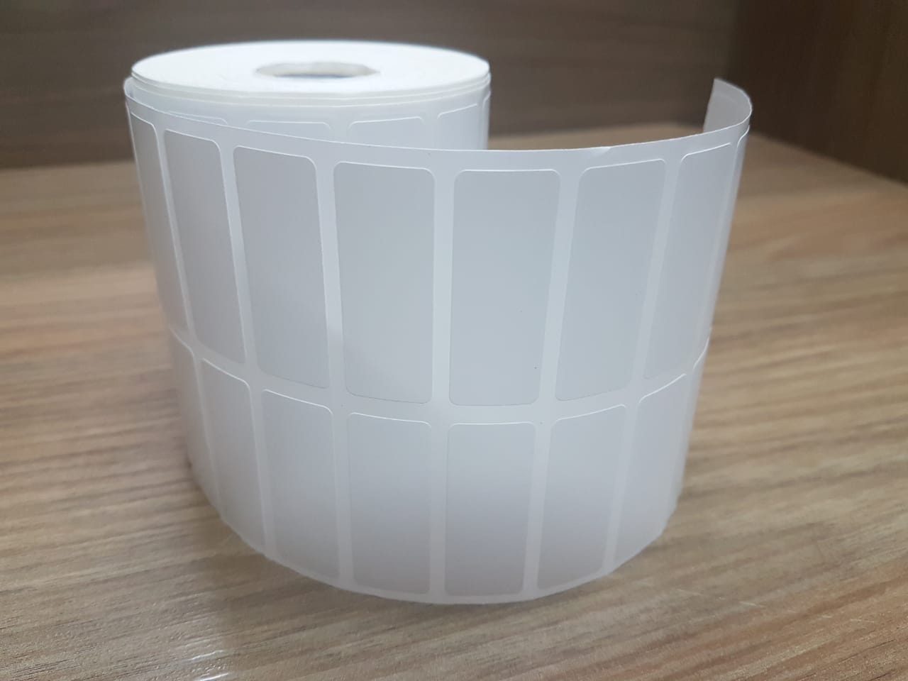ETIQUETA 44X17/2 COUCHE ADESIVA-32MTS