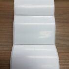 ETIQUETA 50X75/2 TAG/ADESIVA/MEIO CORTE/FURO P.CIMA/C.RETO/SERRILHADA-32MTS