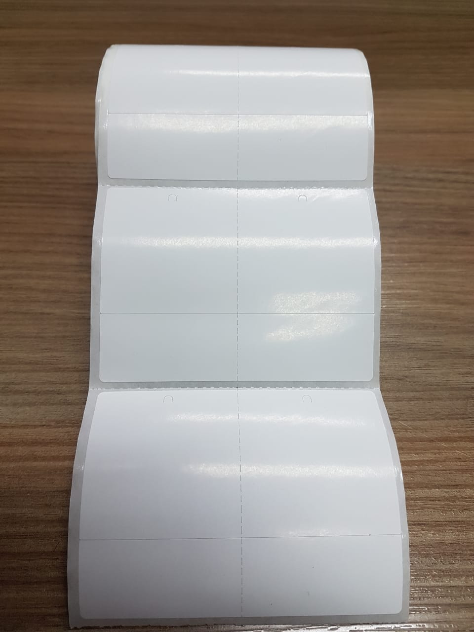 ETIQUETA 50X75/2 TAG/ADESIVA/MEIO CORTE/FURO P.CIMA/C.RETO/SERRILHADA-32MTS