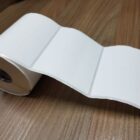 ETIQUETA 50X75/2 TAG/ADESIVA/MEIO CORTE/FURO P.CIMA/C.RETO/SERRILHADA-32MTS