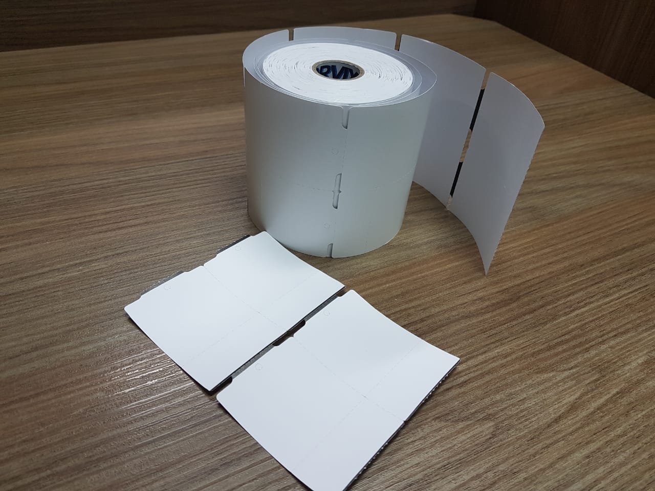 ETIQUETA 50X75/2 TAG/NAO ADESIVA/ARRED/ SERRILHA/C.TARJA/F.CIMA-32MTS
