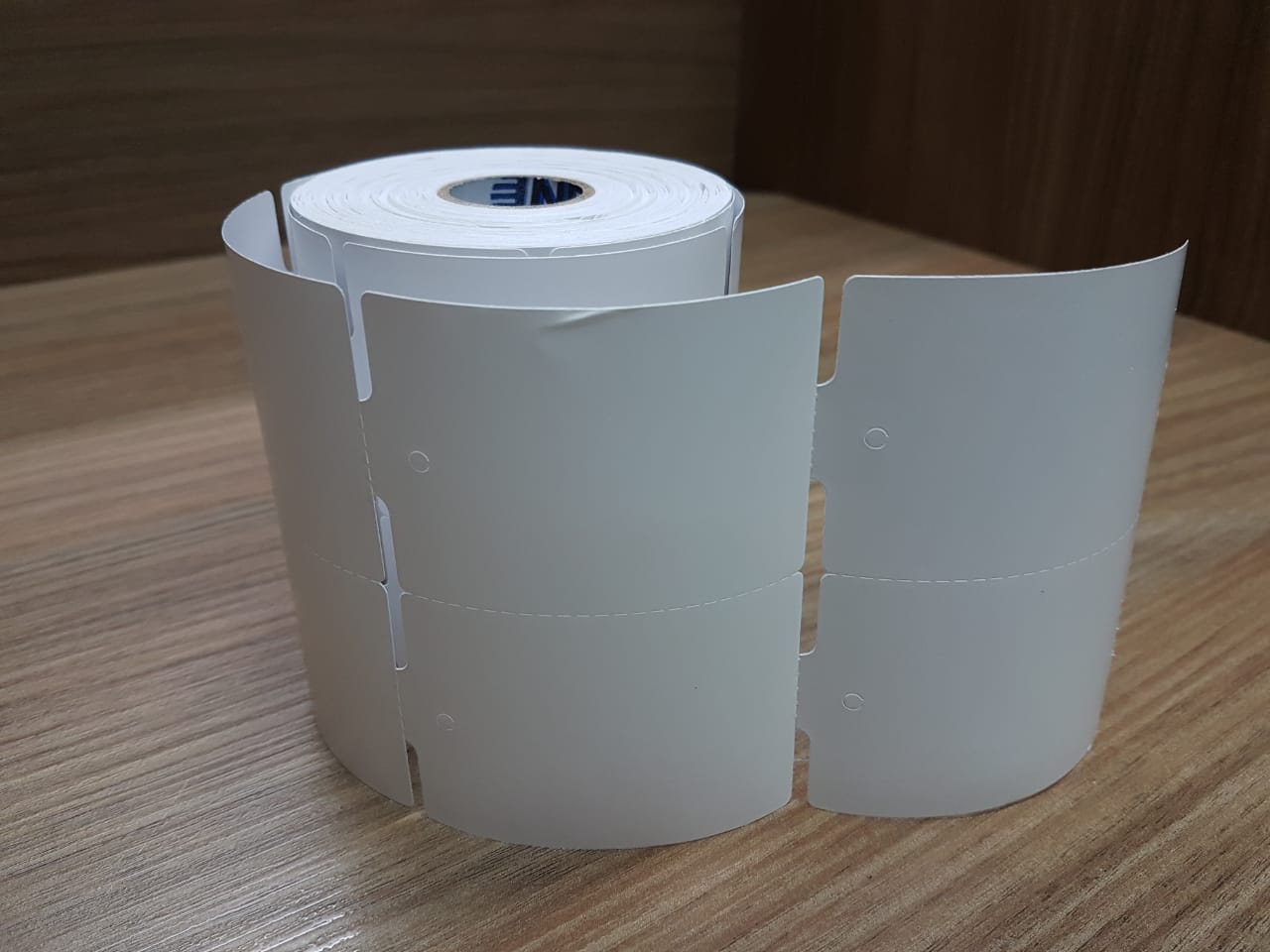 ETIQUETA 50X75/2 TAG/NAO ADESIVA/ARRED/LISA/SERRILHA/F.CIMA - 32MTS