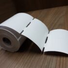 ETIQUETA 50X75/2 TAG/NAO ADESIVA/ARRED/LISA/SERRILHA/F.CIMA - 32MTS