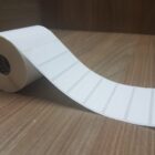 ETIQUETA 80X20/1 COUCHE ADESIVO-32MTS